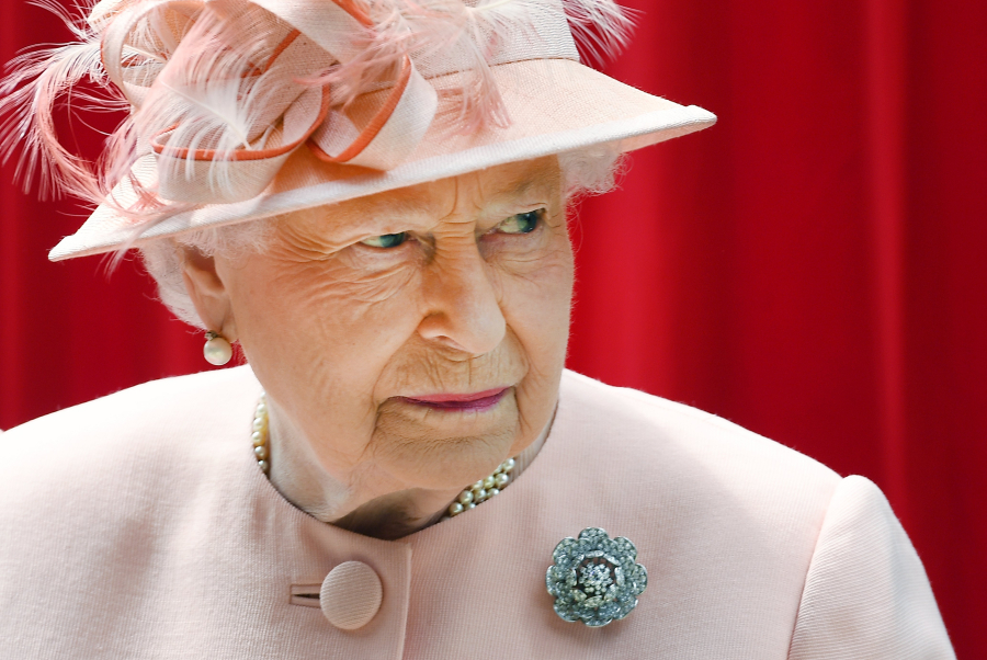 Ο κόσμος αποτίει φόρο τιμής στη Βασίλισσα Ελισάβετ: «Φίλη, θλίψη, πρότυπο, αναμνήσεις»