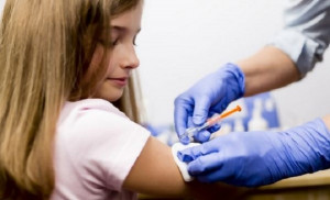 Οκτώ στους δέκα Ελληνες θεωρούν ασφαλή τα εμβόλια