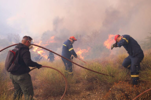 Καίει ακόμα η μεγάλη φωτιά στα Πιέρια Όρη - Μάχη με τις φλόγες δίνει η Πυροσβεστική