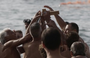 Κέρκυρα: Εικοσιτρείς άνδρες και γυναίκες βούτηξαν στα νερά του Ιονίου για να πιάσουν τον Σταυρό