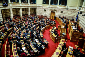 Βουλή: Κατατέθηκε τροπολογία για την ταχύτερη έκδοση οικοδομικών αδειών στους πυρόπληκτους της Αττικής