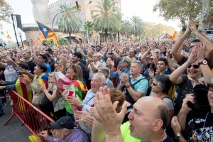 Χιλιάδες Καταλανοί έξω από το κοινοβούλιο κατά την ανακοίνωση των αποτελεσμάτων