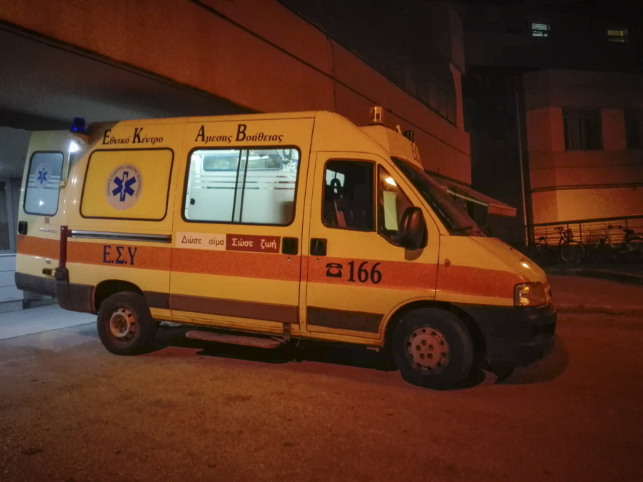 Τροχαίο στις Αχαρνές: Επιχείρηση απεγκλωβισμού από την Πυροσβεστική, δύο νεκροί