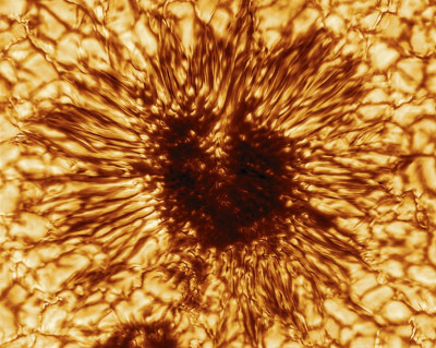 Εντυπωσιακή φωτογραφία μιας ηλιακής κηλίδας, μεγαλύτερης από τη Γη (pic)
