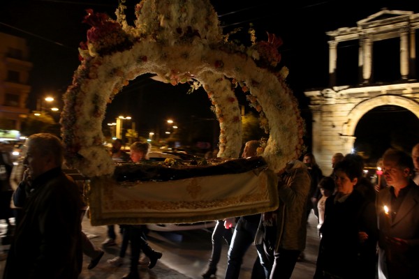 Πλήθος πιστών στην περιφορά του Επιταφίου του Αγίου Μηνά στη Θεσσαλονίκη (video)