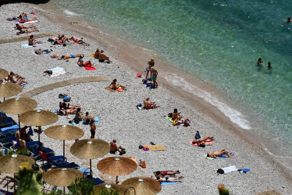 Οι παραλίες της Αττικής που πας χωρίς αμάξι - Πλήρης οδηγός για «δροσερές» αποδράσεις