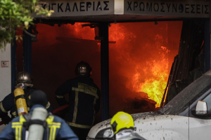 Πειραιάς: Φωτιά σε επταώροφη πολυκατοικία, επιχειρούν 18 πυροσβέστες
