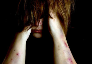 Πάνω από τις μισές γυναίκες που κακοποιούνται από τον σύζυγό τους δεν τον εγκαταλείπουν