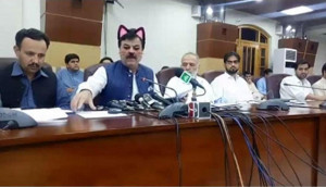 Πακιστάν: Κι όμως, υπουργός εμφανίστηκε με ροζ αυτάκια και μουστάκια γάτας σε συνέντευξη Τύπου (pic)