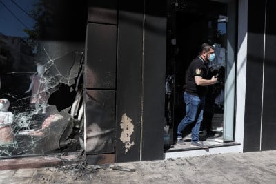 Νίκος Χαρδαλιάς: Βίντεο ντοκουμέντο από την επίθεση στα μαγαζιά της συζύγου του
