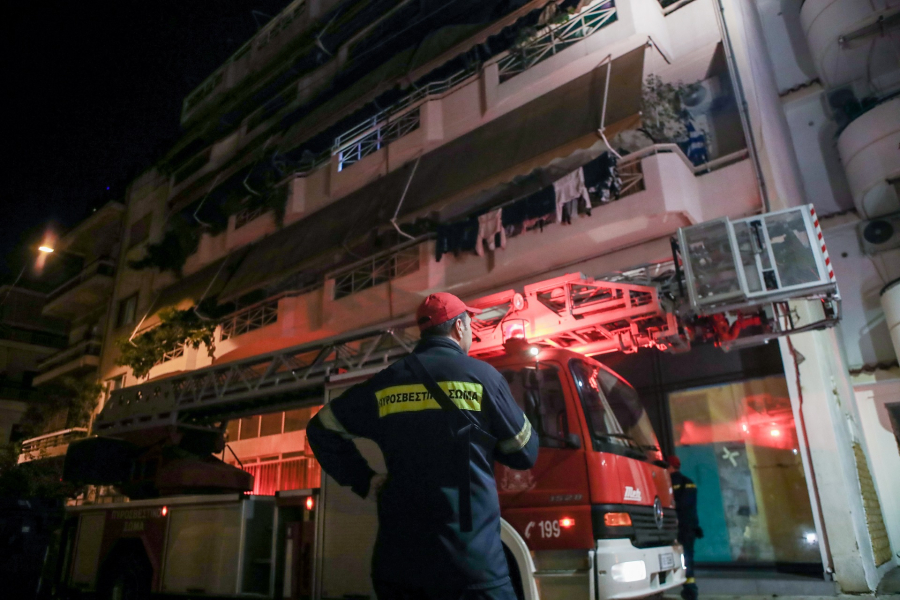 Τραγωδία στον Νέο Κόσμο: Nεκρός εντοπίστηκε άνδρας σε φλεγόμενο διαμέρισμα (εικόνες)