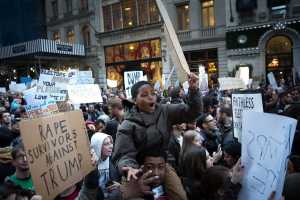 Χιλιάδες διαδηλωτές σε πόλεις των ΗΠΑ φωνάζουν «δεν είναι Πρόεδρος μου»