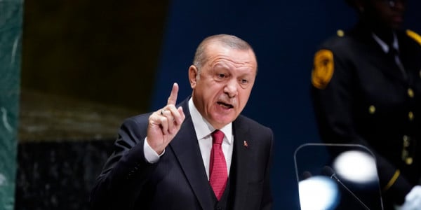 O Ερντογάν καταγγέλλει την «προδοσία» ορισμένων αραβικών χωρών σχετικά με το σχέδιο Τραμπ