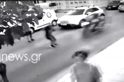 Εικόνες σοκ από τροχαίο στα Χανιά: Μοτοσικλέτα παρέσυρε παιδί (βίντεο)