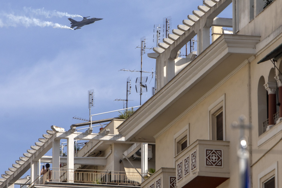 Πρόβα τζενεράλε για την 28η Οκτωβρίου με F-16 και Spitfire στον ουρανό της Θεσσαλονίκης