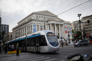 Ηλεκτροδοτείται η γραμμή επέκτασης του τραμ στον Πειραιά - Αττικό Μετρό: «Προσοχή, κίνδυνοι ηλεκτροπληξίας»