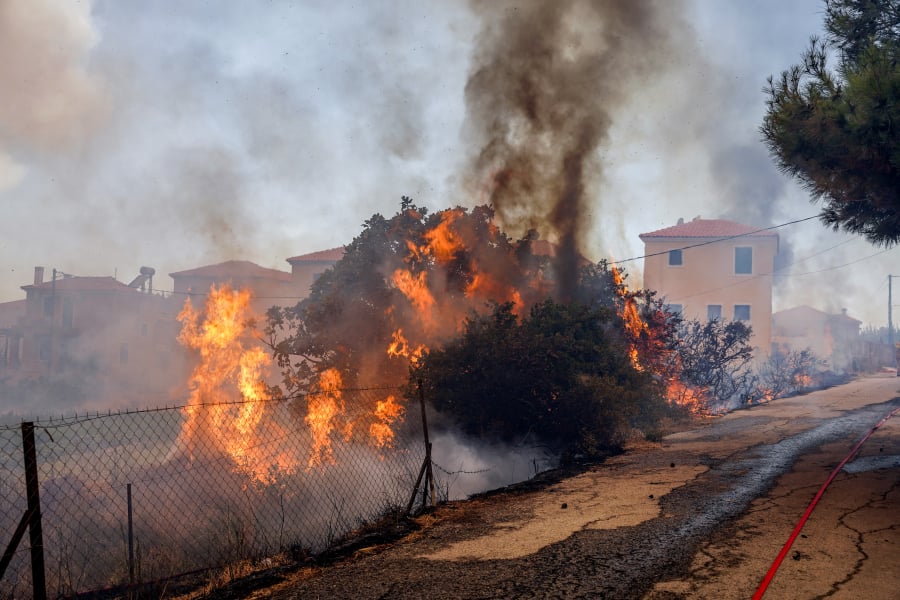 Δραματική η κατάσταση στα Βατερά Λέσβου: H φωτιά έχει φτάσει στην παραλία, καίγονται σπίτια (βίντεο)