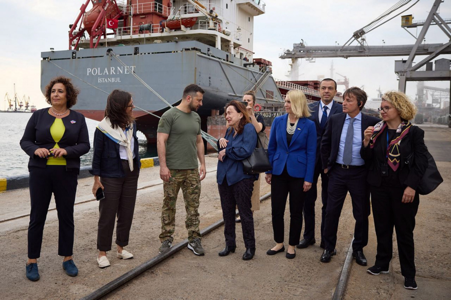 Ουκρανία: Παρουσία Ζελένσκι η φόρτωση του πρώτου πλοίου με σιτάρι, «Είμαστε έτοιμοι για εξαγωγές» (βίντεο)