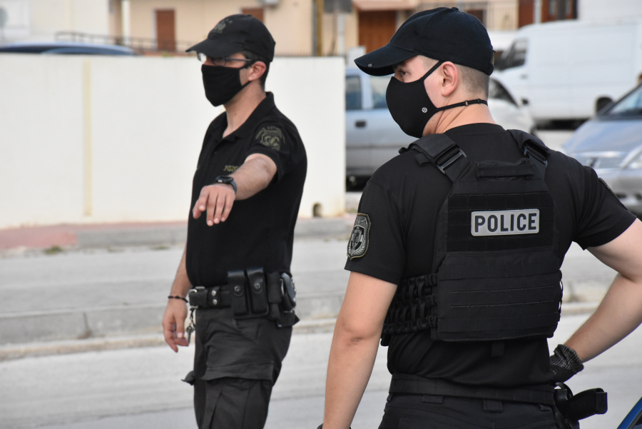 Συνελήφθη γνωστός τράπερ για ναρκωτικά στα διόδια της Θήβας