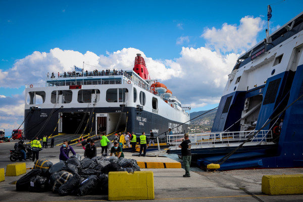 Στο λιμάνι του Πειραιά το «Νήσος Σάμος» με 249 μετανάστες και πρόσφυγες