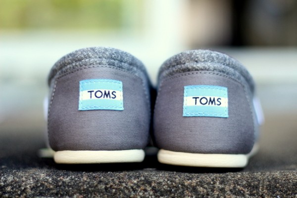 TOMS: Διανομή παπουτσιών σε 500 παιδιά οικογενειών με οικονομικές δυσκολίες