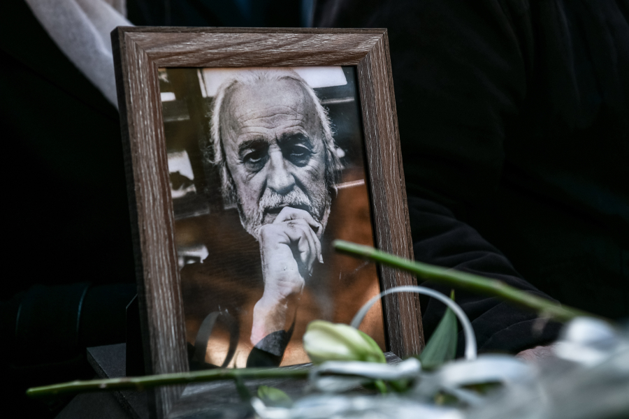 Νότης Μαυρουδής: Πλήθος κόσμου στην πολιτική κηδεία, τελευταίο «αντίο» με το «Πρωινό τσιγάρο»
