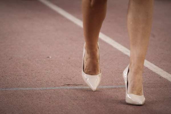 Ρωσία: Χειροπέδες στη γυναίκα με τα χρυσά παπούτσια των 70.900 ευρώ