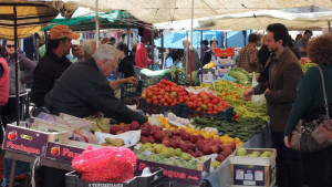 Δέσμευση φρούτων σε λαϊκή αγορά του Πειραιά
