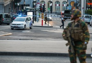 Συναγερμός στις Βρυξέλλες - Έκρηξη μικρής ισχύος εξουδετερώθηκε άνδρας ζωσμένος με εκρηκτικά (vid)