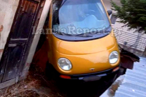 Απίστευτο τροχαίο στη Φθιώτιδα: Αυτοκίνητο... προσγειώθηκε μέσα σε σπίτι, μετά από «τρελή» κούρσα (εικόνες)