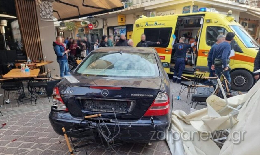 Σοκαριστικό βίντεο από τροχαίο στα Χανιά: Αυτοκίνητο έπεσε πάνω σε πεζούς