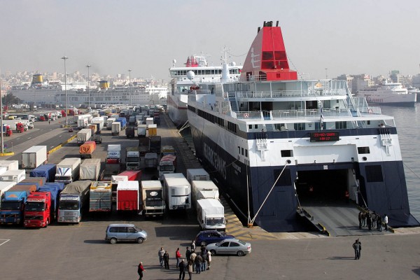 Ηράκλειο: Φορτώνονται οι νταλίκες με κηπευτικά στο πλοίο