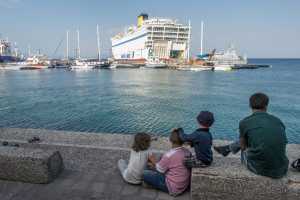 Περίπου 2.500 οι πρόσφυγες στο λιμάνι του Πειραιά