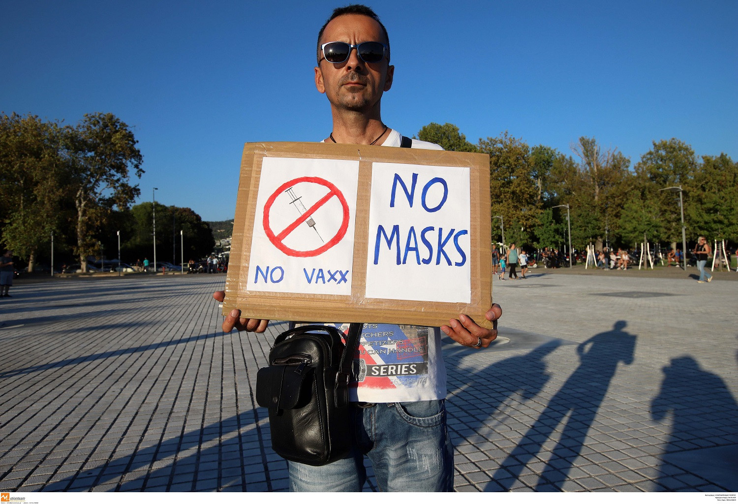 Διαδήλωση στο Σύνταγμα για τις μάσκες στα σχολεία: «Κάτω τα χέρια απ' τα  παιδιά μας»