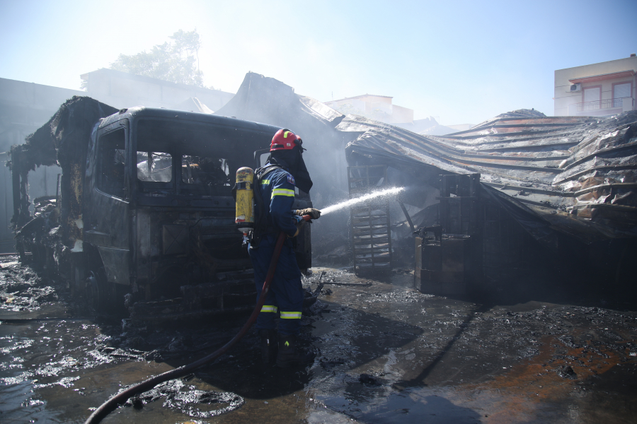 Νέα φωτιά σε εργοστάσιο στο Μενίδι, ισχυρή δύναμη της Πυροσβεστικής στο σημείο