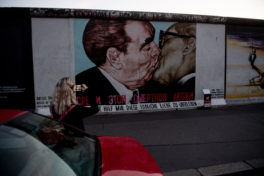 Πέθανε ο δημιουργός του «φιλιού» των Μπρέζνιεφ και Χόνεκερ στο Τείχος του Βερολίνου
