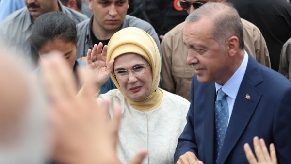 Ο Ερντογάν ανακοίνωσε ότι είναι ο νικητής, το AKP θα έχει την πλειοψηφία στο κοινοβούλιο