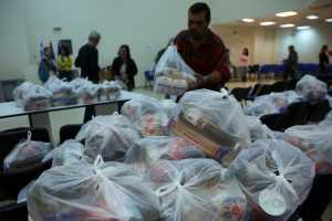 Λάρισα: Δέματα με τρόφιμα σε 500 οικογένειες από το κοινωνικό παντοπωλείο