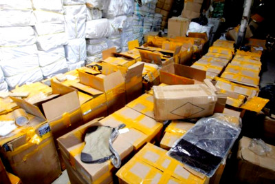 Τσουχτερό πρόστιμο σε ηλεκτρονικό κατάστημα στου Ρέντη: Κατασχέθηκαν 1.900 προϊόντα - απομιμήσεις