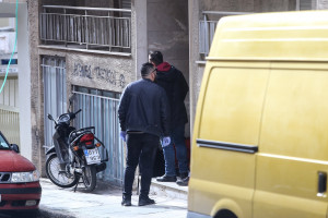 Σοκ με πτώμα άνδρα σε είσοδο πολυκατοικίας στου Γκύζη - Βρέθηκε δεμένος χειροπόδαρα