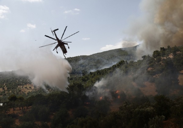 Μαίνεται η πυρκαγιά στην περιοχή Καλυβίων Θορικού Αττικής