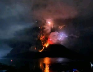 Σκόρπισε τρόμο η έκρηξη ηφαιστείου στο Ταγκουλαντάνγκ της βόρειας Ινδονησίας