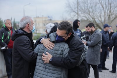Με συγγενείς θυμάτων στη Λάρισα ο Αλέξης Τσίπρας έδωσε αίμα για τους τραυματίες 