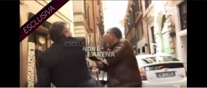 Ιταλία: Πολιτικός χαστούκισε δημοσιογράφο μπροστά στην κάμερα (βίντεο)