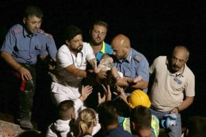 Η στιγμή της διάσωσης βρέφους 7 μηνών από τα ερείπια στην Ιταλία