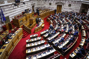 Συνταγματική αναθεώρηση: Κλίμα πόλωσης στη Βουλή - «Αγκάθια» μεταξύ κυβέρνησης και αντιπολίτευσης