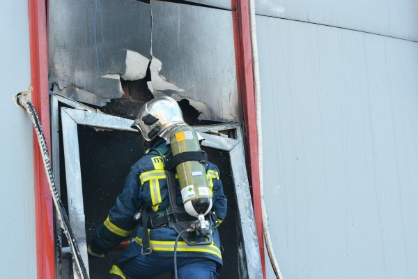 Άνδρες της πυροσβεστικής έσωσαν 5 άτομα από φλεγόμενη πολυκατοικία στην Καλλιθέα
