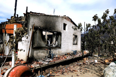 Σε ύφεση η φωτιά στον Σχίνο Κορινθίας: Μάχη με τις φλόγες, εκκενώθηκαν οικισμοί, καταστράφηκαν σπίτια (βίντεο, εικόνες)
