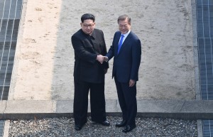 Ιστορική στιγμή: Μουν και Κιμ πάνω στη στρατιωτική γραμμή που χωρίζει την κορεατική χερσόνησο