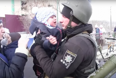Ουκρανία: Το γοερό κλάμα αγοριού όταν αποχαιρετά τον πατέρα του (βίντεο)